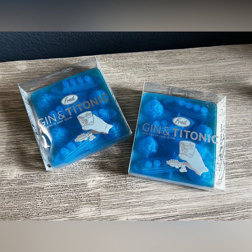 🆕 Fred & Friends Gin & Titonic Ice Tray - Vibrant Blue